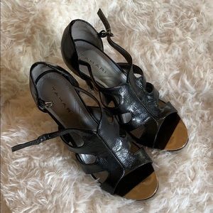 Tahari black heels size 7 1/2